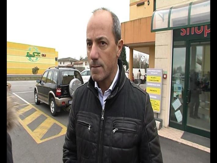 Gioielliere sorprende i banditi in casa e li fa fuggire sparando