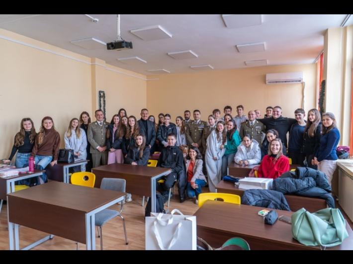 I militari dell'Esercito incontrano gli studenti di italiano di una scuola a Sofia