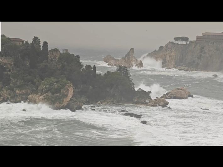 Maltempo, mareggiata abbatte barriere di sabbia su spiaggia di Taormina