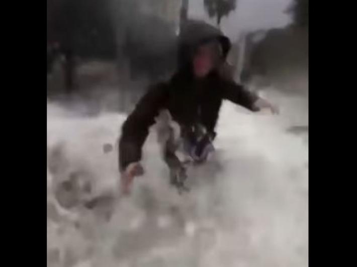 Maltempo, sindaci del Messinese travolti da onda mentre fanno diretta Fb