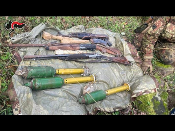Kalashnikov e razzi anticarro, sequestrato un arsenale nella Locride
