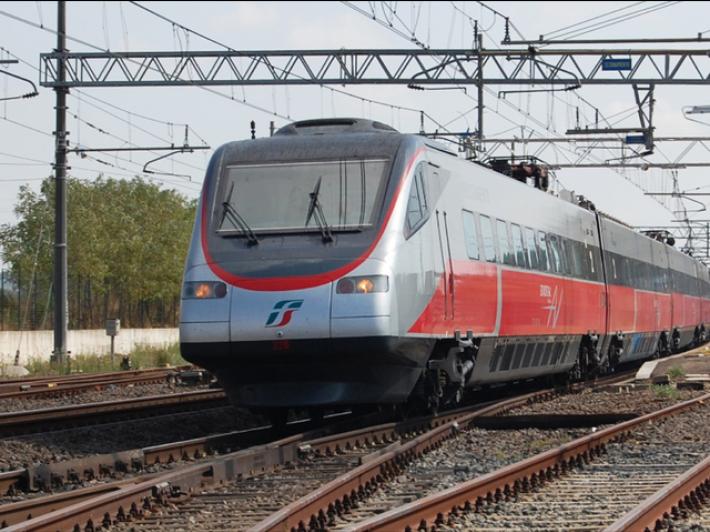 Stop 24 ore treni nord-sud a Firenze per ricostruire un cavalcavia