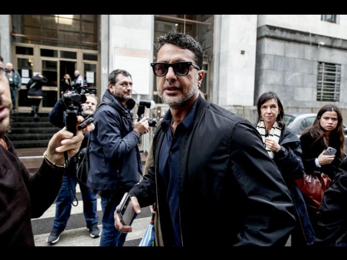 Mediaset denuncia Corona e chiede di vietargli l'uso dei social