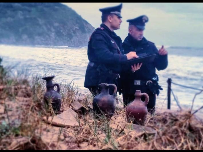 Maltempo in Sardegna, dal mare riaffiorano reperti di epoca fenicia - Video 