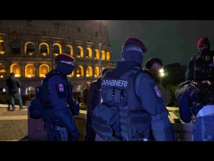 Blitz dei carabinieri con i par&agrave; in zona Colosseo, decine di identificati