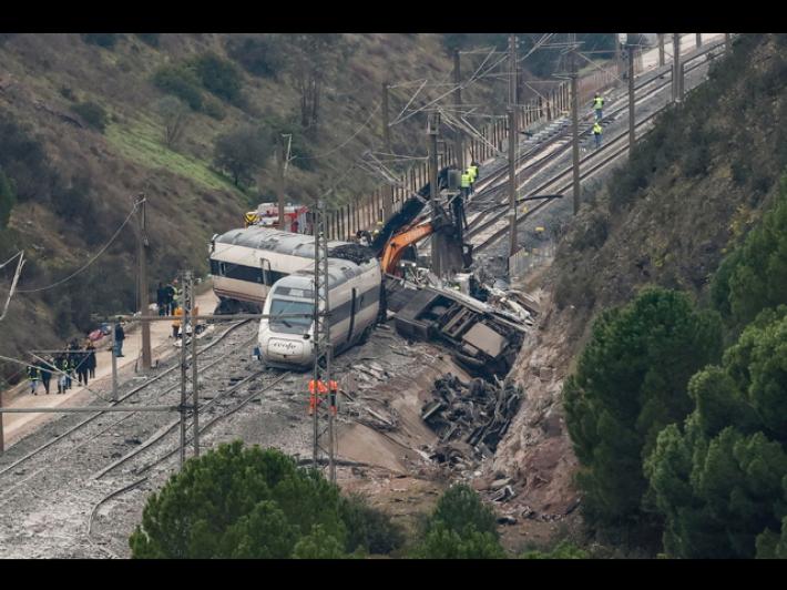 Treno contro gru, feriti in nuovo incidente ferroviario in Spagna