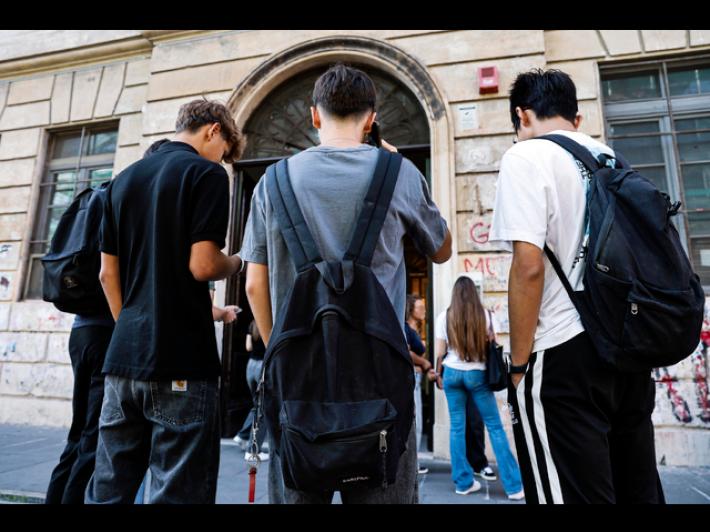 Provvedimenti per altre due docenti della scuola studente suicida