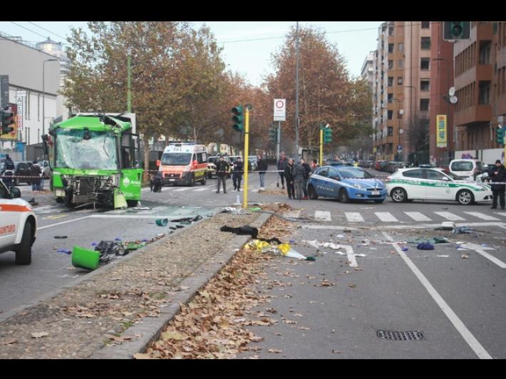 Morto un'automobilista ferito in incidente con un mezzo Amsa a Milano