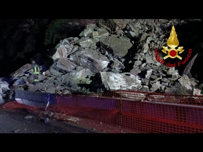 Frana sull'Aurelia nel ponente di Genova, vigili del fuoco al lavoro