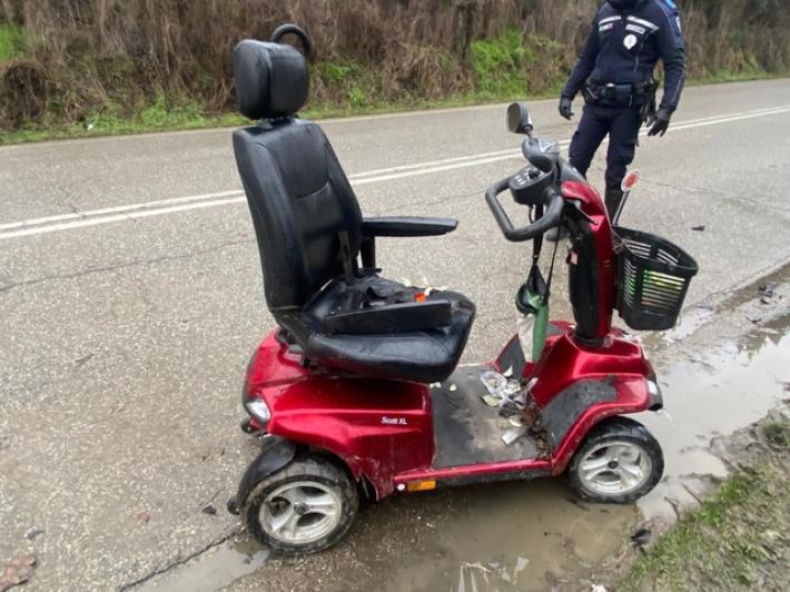 Investe disabile in carrozzina e non si ferma, rintracciata e denunciata