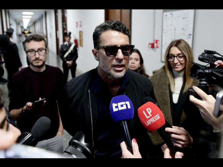 Corona: 'Mi adeguo e non parlo di Signorini, puntata sul sistema Mediaset'