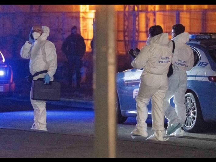 Giovane punta un'arma a salve, ucciso dalla polizia a Milano