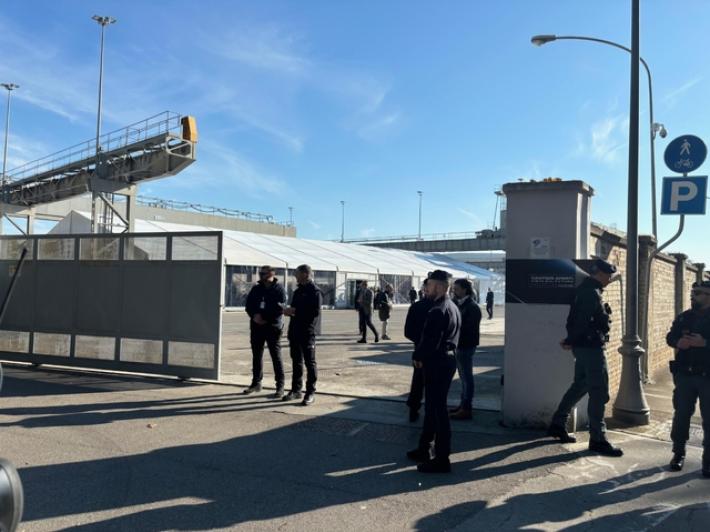 Protesta per cartello anti-migranti a Monfalcone, 'vietato sedersi'