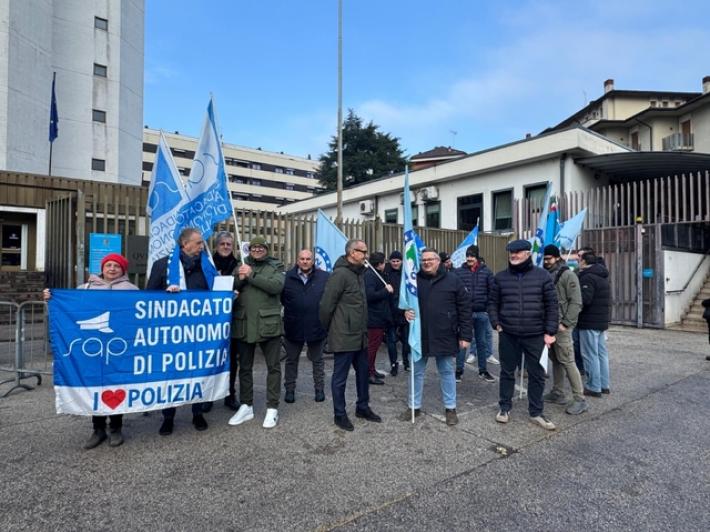 Sit in dei sindacati di polizia a Vicenza, 'poche assunzioni'
