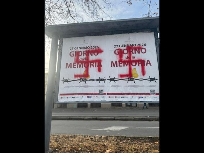 Svastiche sui manifesti per il Giorno della Memoria a Torino