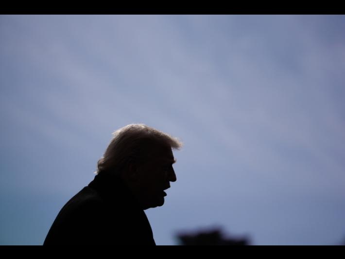 Trump non preoccupato dal calo del dollaro, 'non &egrave; sceso molto'