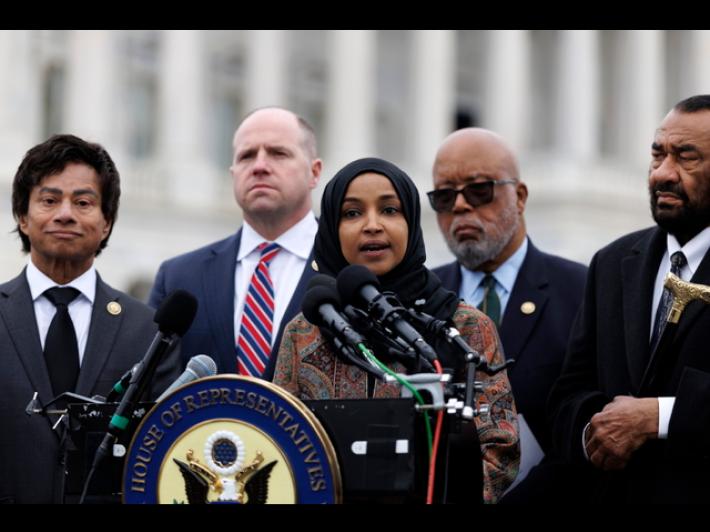 Deputata dem Usa spruzzata con una sostanza sconosciuta mentre parla a Minneapolis