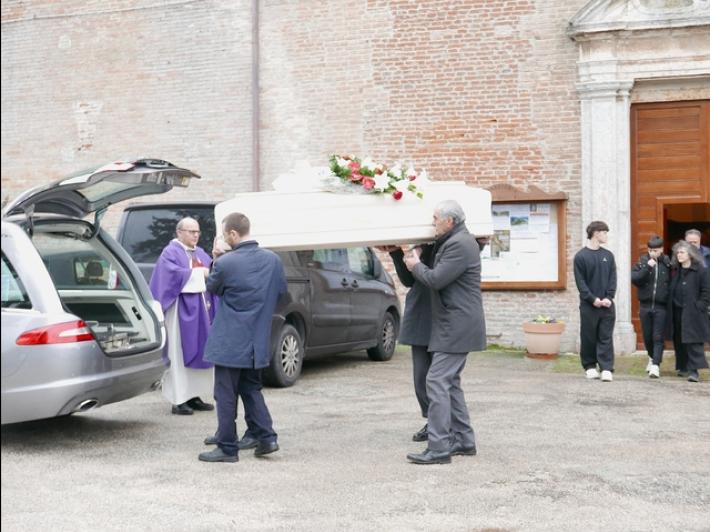 Morto paziente che attese per ore una barella, chiesa gremita per le esequie