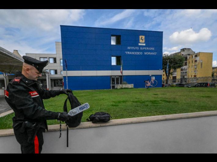 Metal detector nelle scuole, firmata la circolare da Valditara e Piantedosi