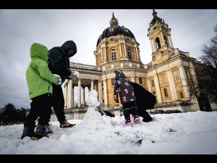 Neve sulla collina di Torino, a Superga i bambini costruiscono pupazzi