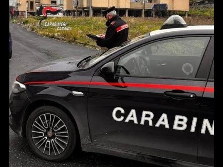 Cerca di strangolare e accoltellare la moglie nel Catanese, arrestato