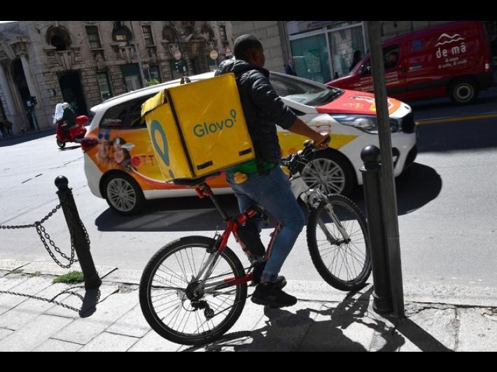 Picchiano e rapinano quattro rider, tre ragazzi arrestati in Brianza