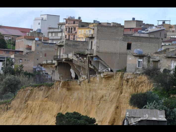 Palazzina di tre piani crolla nel precipizio a Niscemi