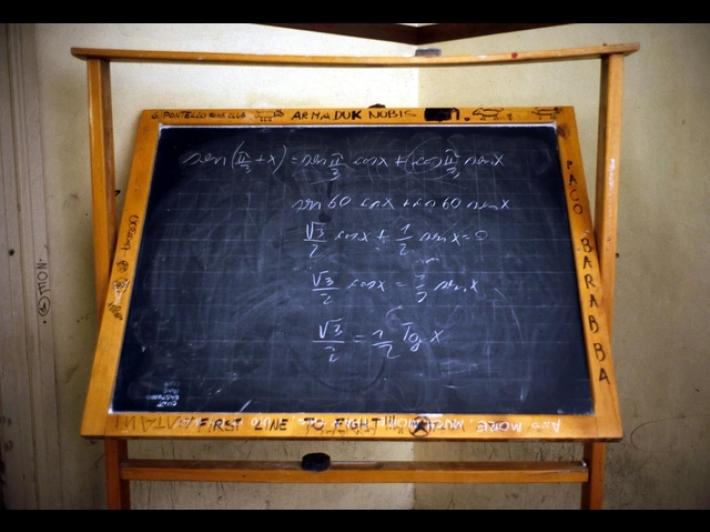 Alunno delle medie minaccia i compagni con un coltello durante una lite, denunciato