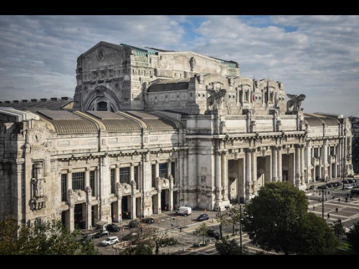 Clochard morto a Milano vicino alla Stazione Centrale, aveva 25 anni