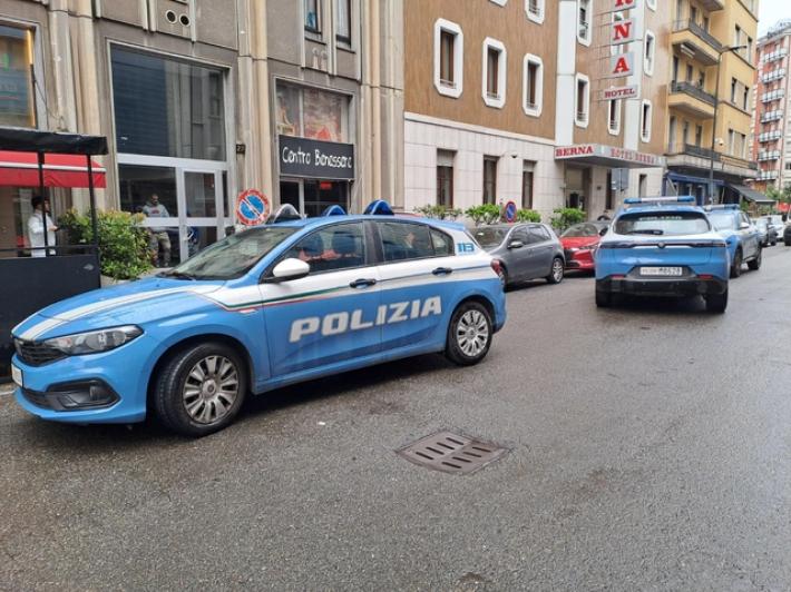 Ruba pistola e spara contro Volanti, Polizia risponde e lo ferisce