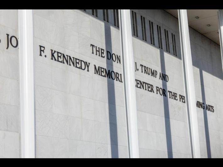 Trump chiude per 2 anni il Kennedy Center per lavori