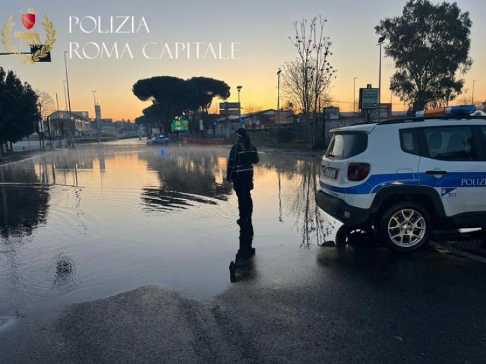 Si rompe una tubatura, palazzi senza acqua nel quadrante est di Roma