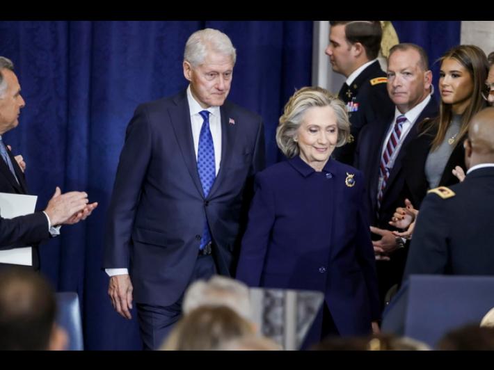 I Clinton pronti a testimoniare su Epstein, ma la Camera Usa rifiuta