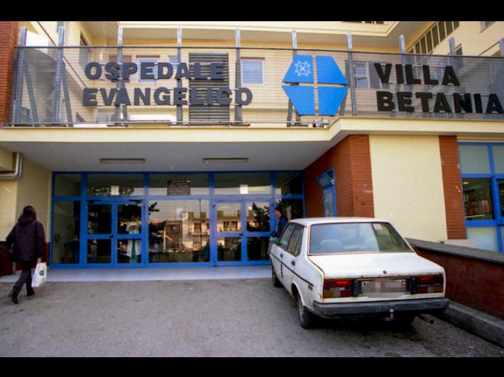 Giovane uccisa a Napoli con una coltellata alla schiena