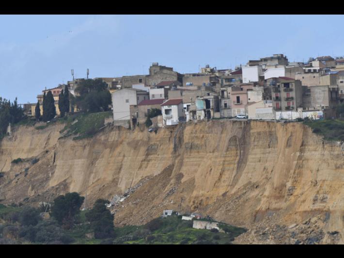 Biblioteca di Niscemi in bilico su precipizio, recuperati 350 libri