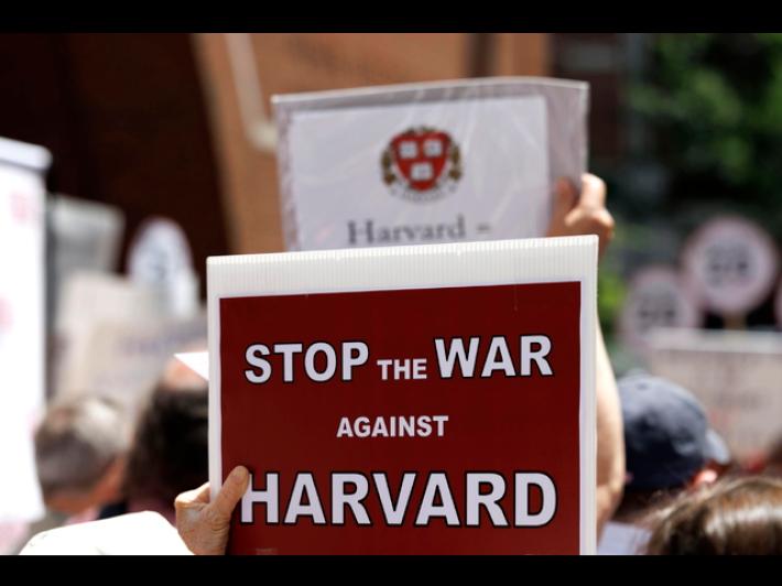 Trump chiede un maxi risarcimento all'Universit&agrave; di Harvard