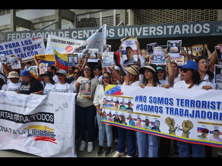 Venezuela, studenti in piazza per l'amnistia e la libert&agrave; dei prigionieri politici