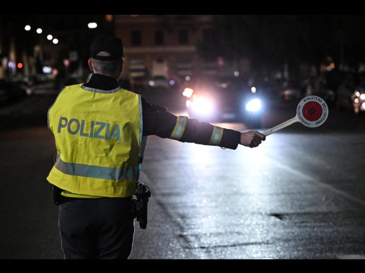 Ferito da agente durante fuga, indagine su legittimit&agrave; uso dell'arma