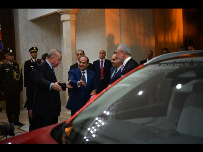 Erdogan regala ad Al Sisi un'auto elettrica turca