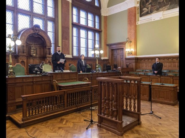 Budapest condanna a 8 anni per violenza Maja T.