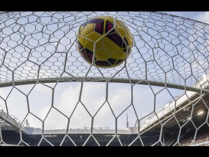 Il fotografo mostra all'arbitro il fallo di mano, gol annullato in Promozione