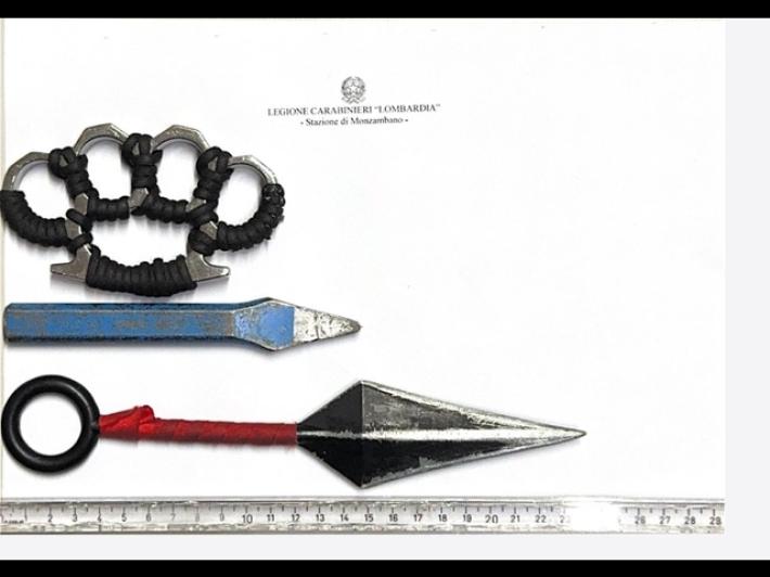 Studente va a scuola con pugnale e tirapugni e uno scalpello nello zaino