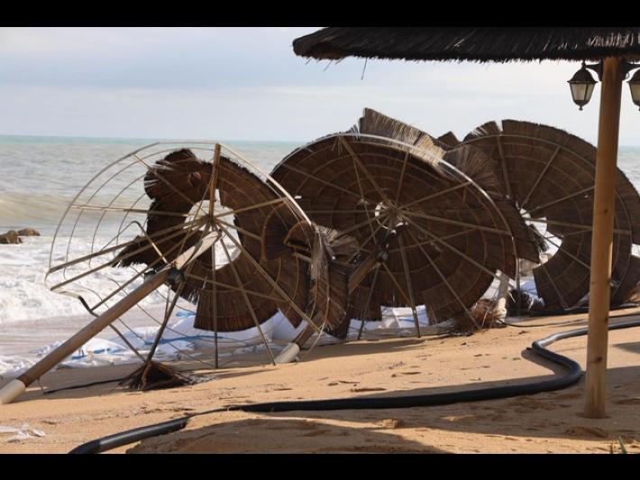 Forte mareggiata e danni a Porto Recanati, 'lo chalet devastato'