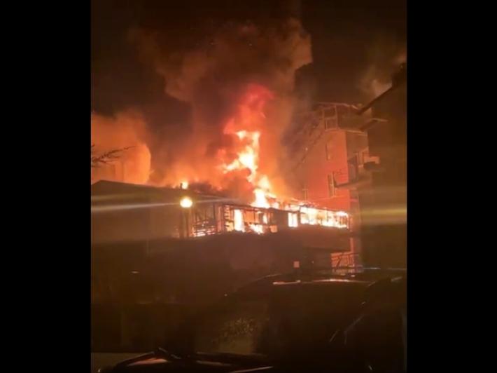 Vasto incendio nel Catanzarese, distrutti 3 negozi e famiglie evacuate