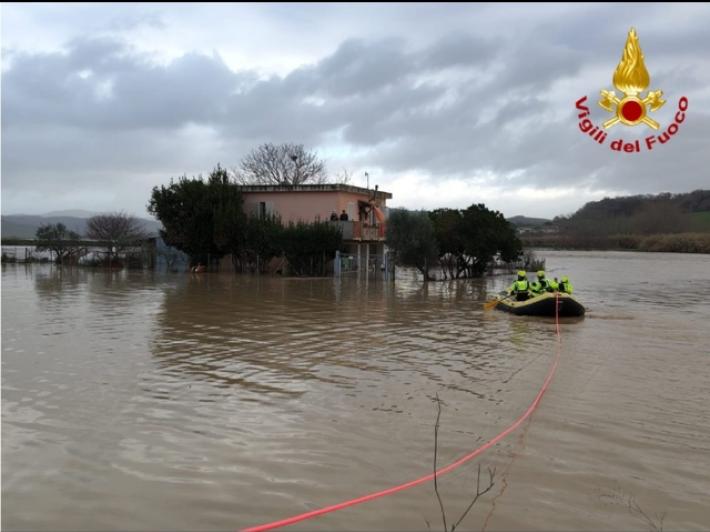 Esondano due fiumi nel Viterbese, in salvo tre persone e i loro due cani: i vigili del fuoco raggiungono la casa con gommoni da rafting