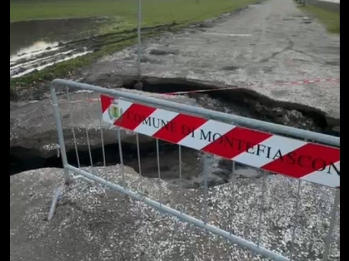 Maltempo, si apre una voragine su una strada nel Viterbese