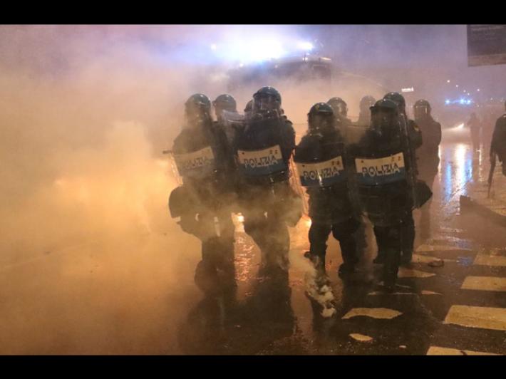 Cariche e idranti contro i manifestanti al corteo a Milano