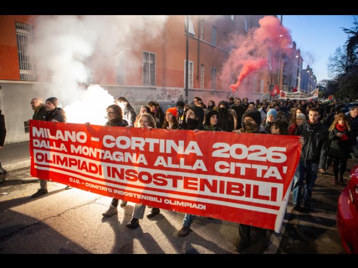 Ancora fumogeni, corteo contro le olimpiadi a Milano verso la tangenziale