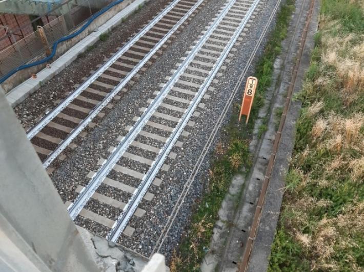 Incendio in pozzetto cavi vicino ai binari a Pesaro, verifiche in corso