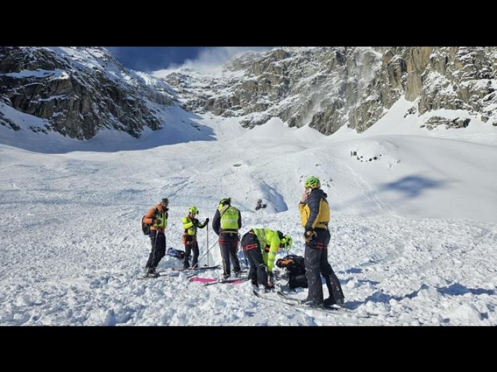 Travolti da una valanga in Valle d'Aosta, in salvo due scialpinisti